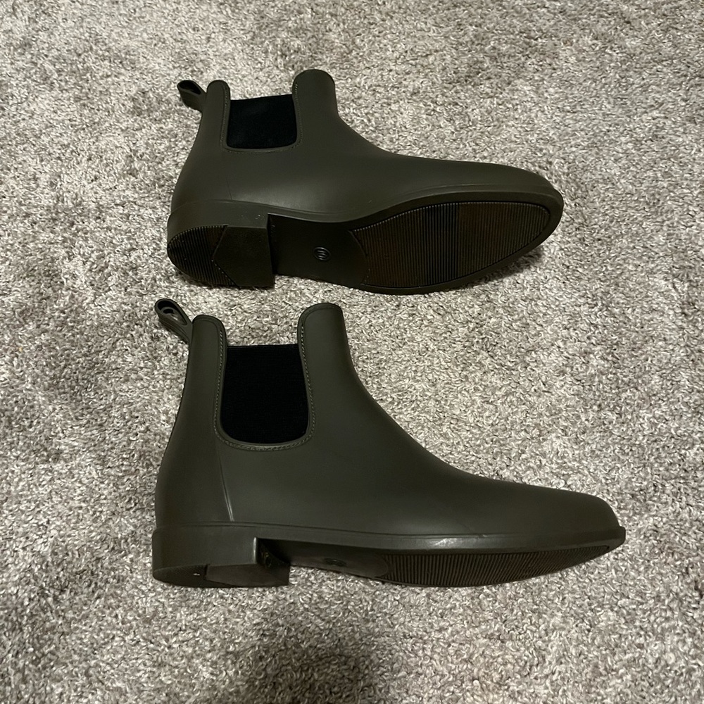 EUC Green Rain Boots Size 10